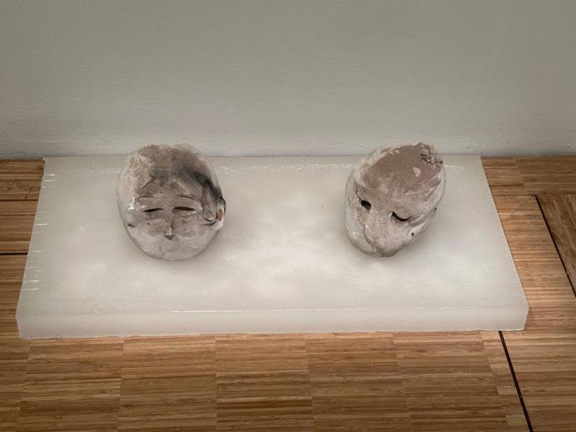 PHOTO 7 : Deux sculptures de Marina Merz sont exposées sur une surface blanche.