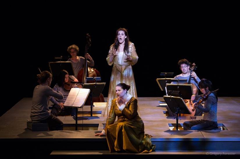 deux femmes chantent musiciens violons violoncelles théâtre opé