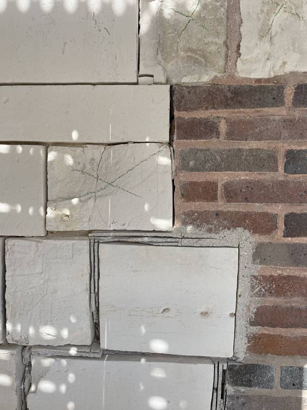 Exemple de parement mixte : calcaire et brique