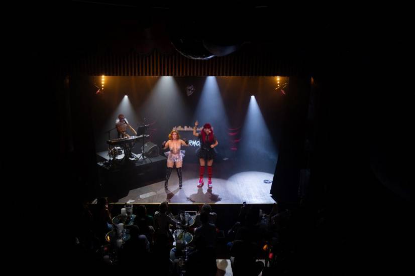 photo d'un spectacle de cabaret avec deux artistes sur scène