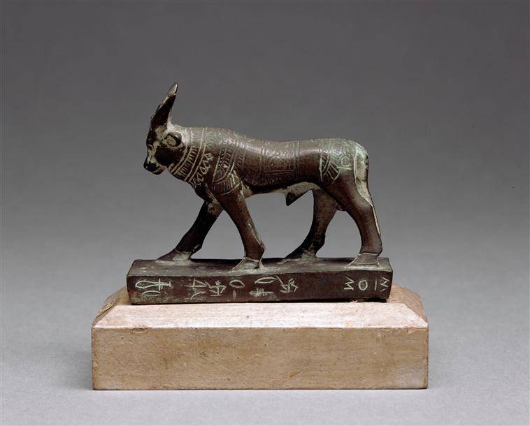 Taureau Apis, statuette provenant sans doute de Saqqarah (Egypte), bronze, entre 332 et 31 av JC, Chantilly, musée Condé (C) RMN-Grand Palais (domaine de Chantilly) / René-Gabriel Ojeda