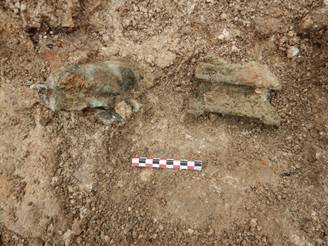 Chalons-en-Champagne, éléments de petites statuaires en bronze, constitués d’un taureau et d’un petit autel