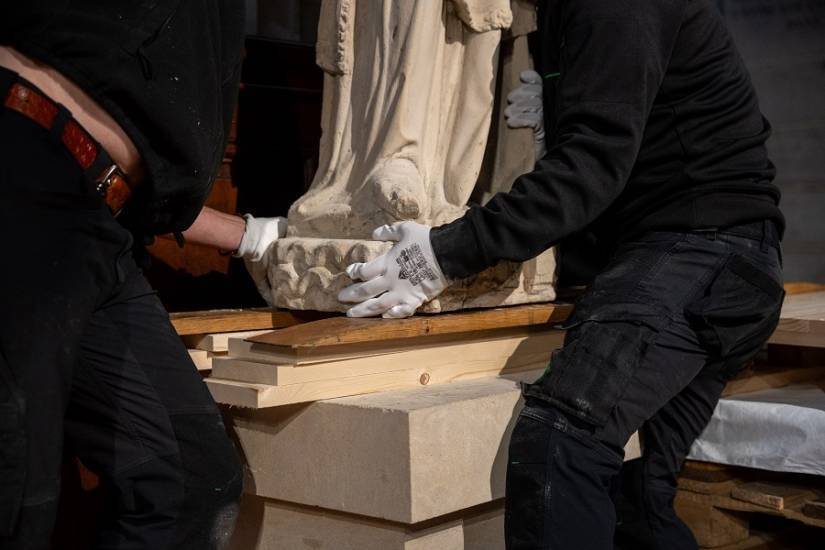 Départ de "La "Vierge à l'Enfant" de l'église Saint-Germain l'Auxerrois pour la cathédrale Notre-Dame de Paris © DRAC Île-de-France - Nicolas Thouvenin