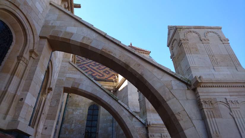 Cathédrale de Langres : déambulatoire nord et contreforts après restauration