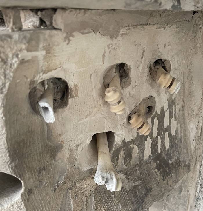 Gougeons en os visibles sur la tour sud de la cathédrale de Troyes