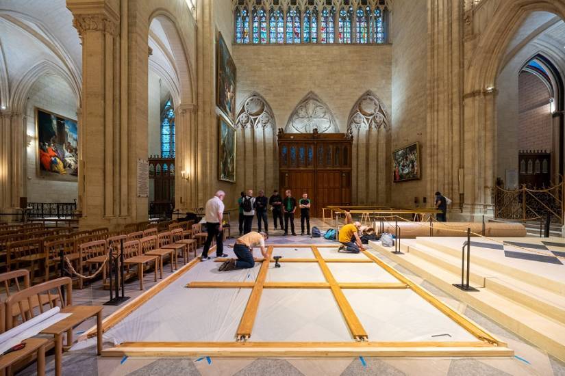 hommes travail cadre tableau intérieur lieu église