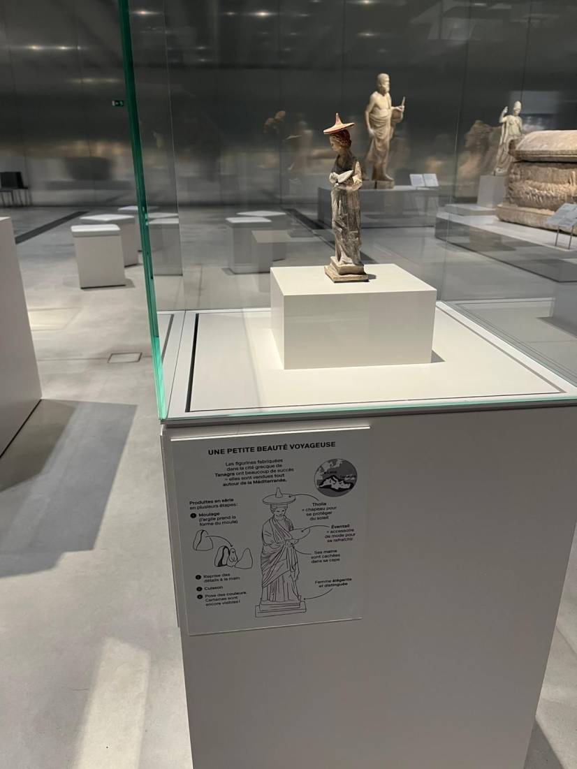 Vue d'un cartel conçu par les habitants : sous la forme d’un schéma ludique, il décrypte différentes parties de l’oeuvre et invite à la regarder en détail.