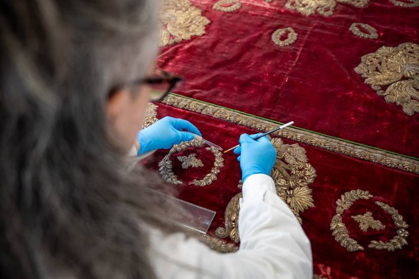 Restauration textile © DRAC Ile-de-France - Nicoles Thouvenin
