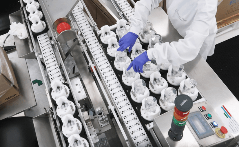 Production de gel hydroalcoolique dans l’usine de Parfums Christian Dior du groupe LVMH basée à Saint-Jean-de-Braye. Crédit : LVMH