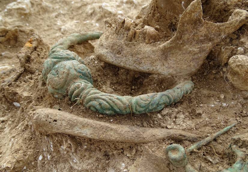 sépulture avec parure, datée de 400 à 150 avant notre ère mis au jour sur le site de Ménil-Annelles (08) « Nortillon » 2022