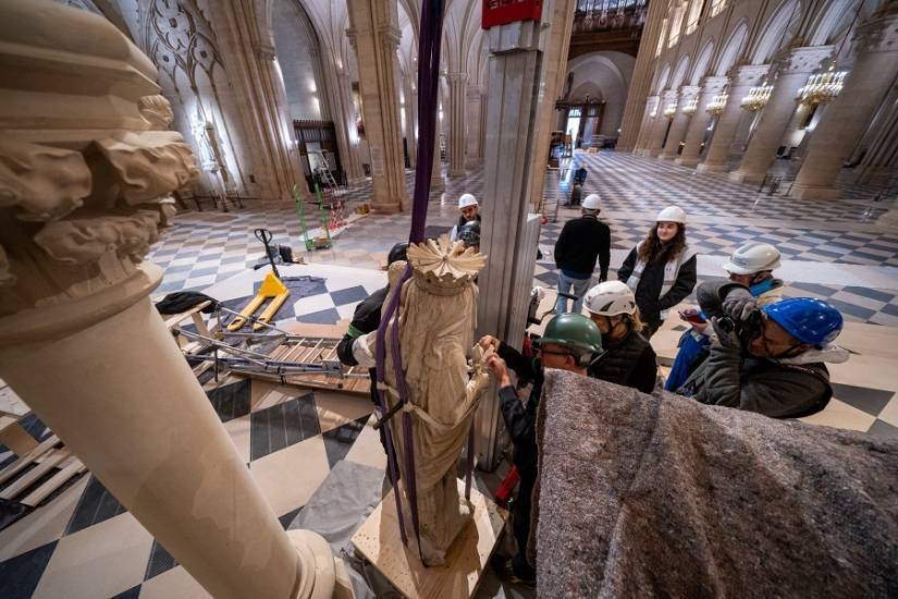 La statue la "Vierge à l'Enfant" retrouve la cathédrale Notre-Dame de Paris © DRAC Île-de-France - Nicolas Thouvenin