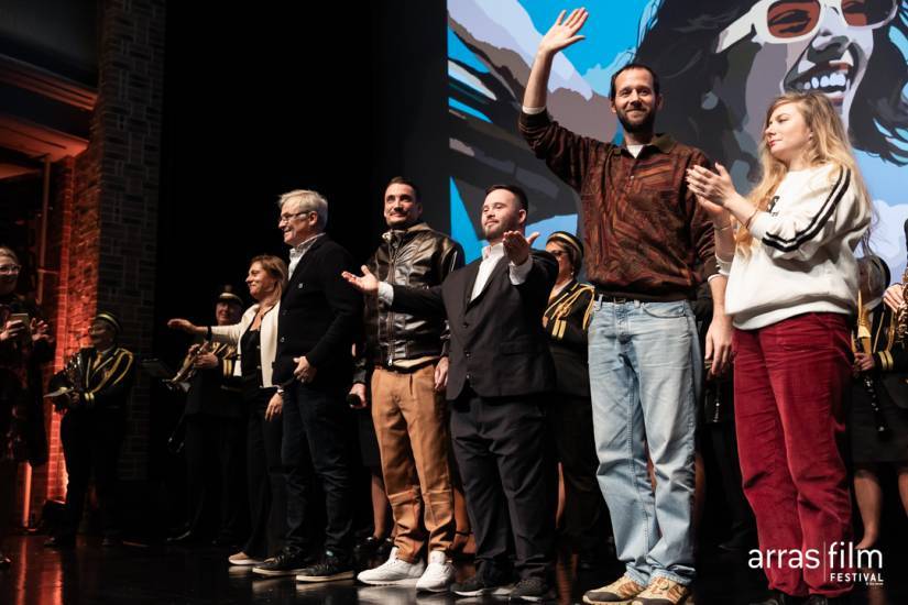 L'équipe du film "En Fanfare" salue le public, en compagnie de la fanfare de Lallaing, qui joue sur scène.