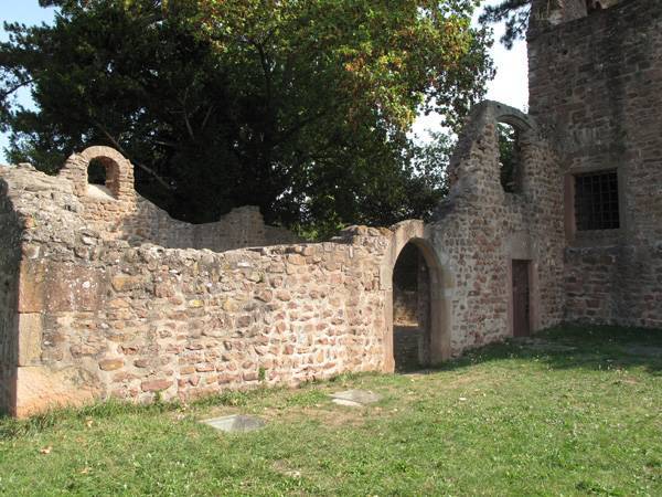 Vestiges de Saint-Jean d’Oberlinden à Obernai, vue extérieure de la nef. Façade sud