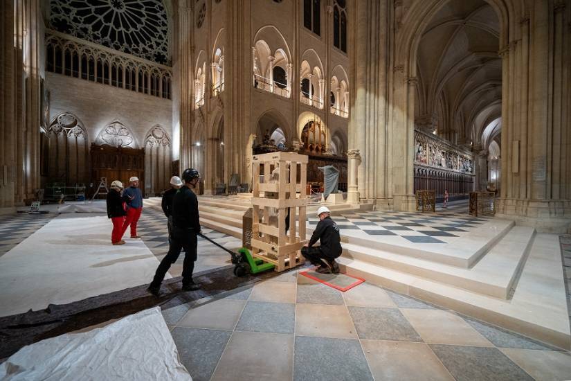 La statue la "Vierge à l'Enfant"  retrouve la cathédrale Notre-Dame de Paris © DRAC Île-de-France - Nicolas Thouvenin