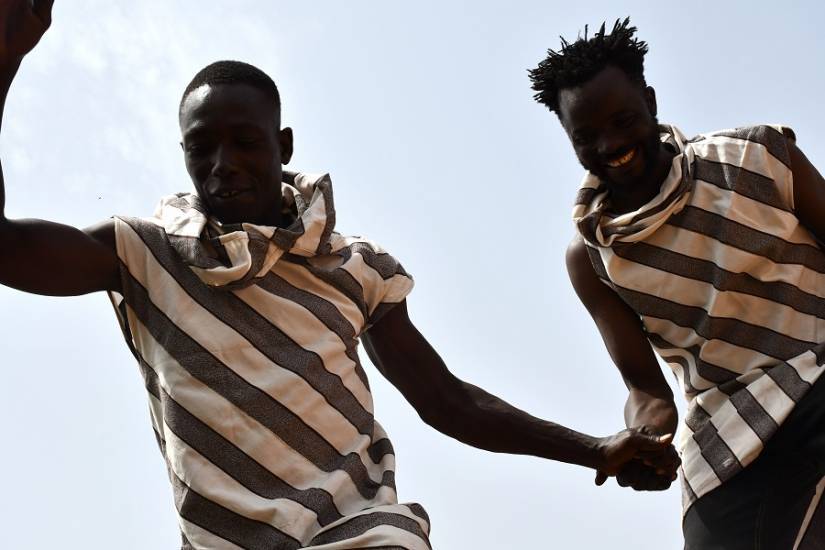 deux hommes se tiennent par la main