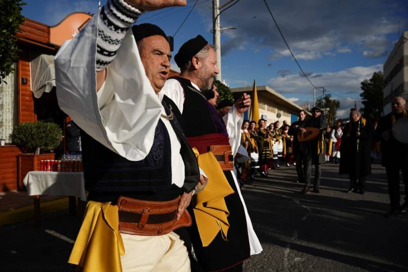 groupe_danseurs_grecs_tenue_traditionnelle.jpg