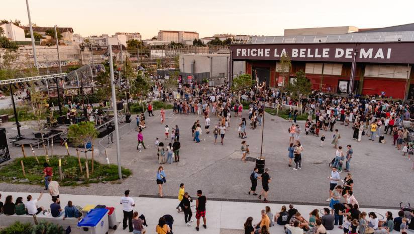 photo de foule prise d'en haut sur le parvis de la friche belle de mai