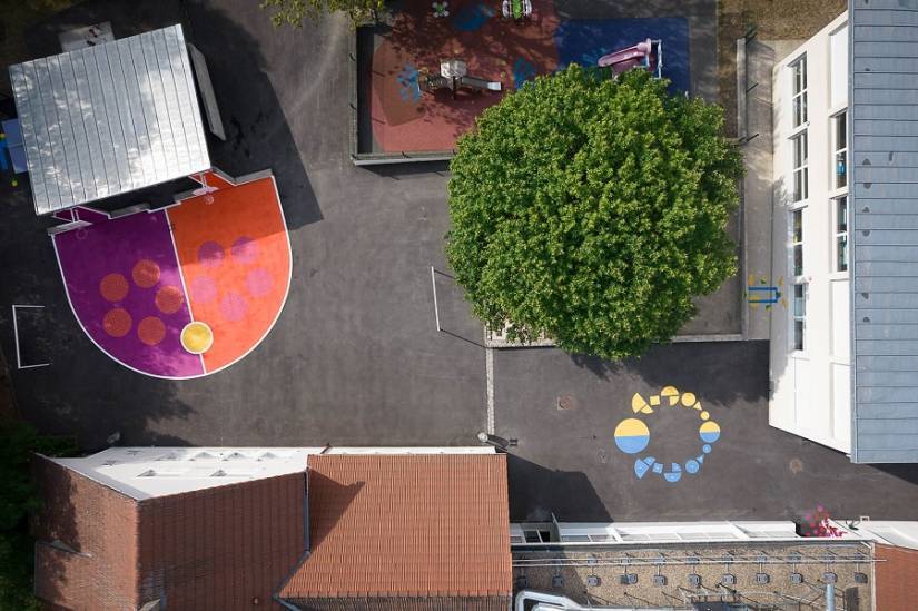 cour école cercles de couleurs vives dessinés au sol pour jeux