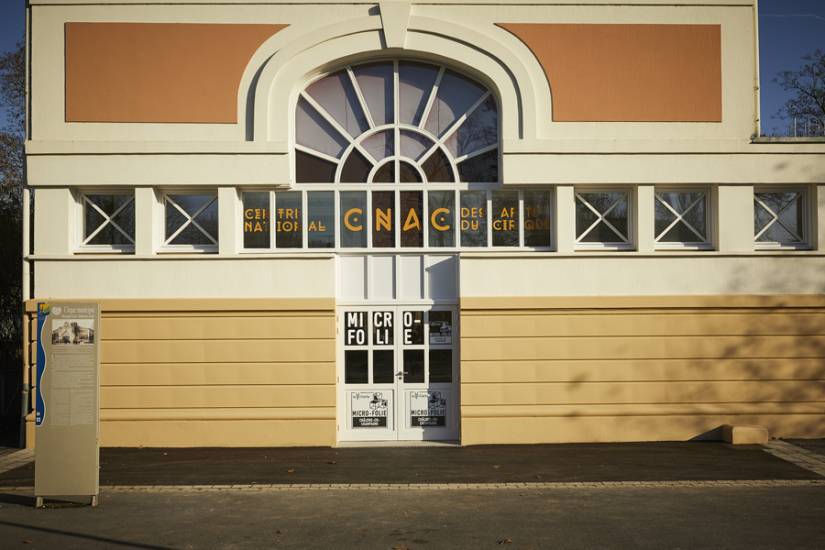 Micro-folie du CNAC, vue du bâtiment extérieur © Christophe Raynaud de Lage / CNAC