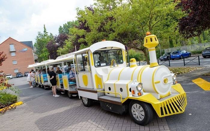 Photo du petit train jaune qui traverse la ville de Coudekerque-Branche