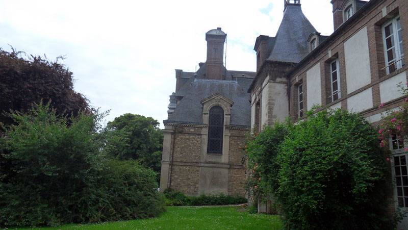 Vue latérale de la chapelle du château de Thoiry © DRAC Ile-de-France