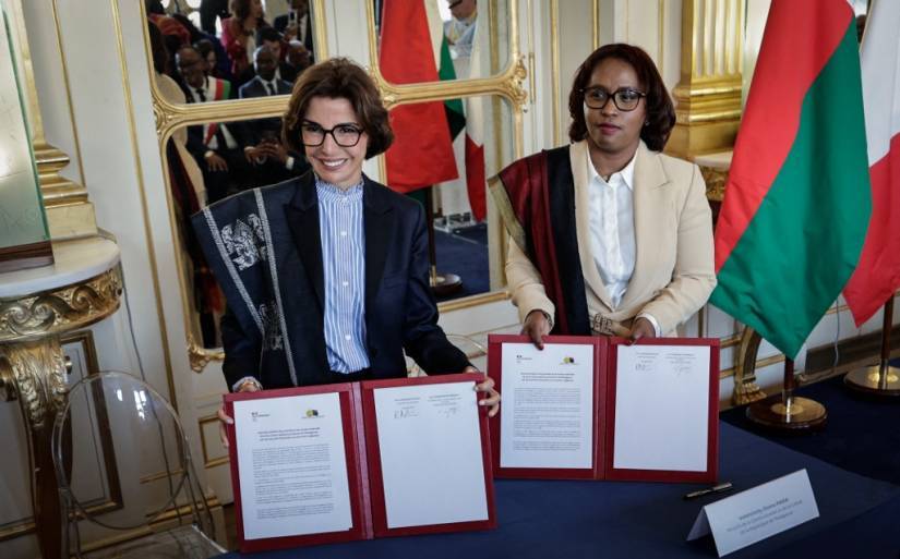 photo de la ministre de la culture rachida dati et de son homologue malgache Volamiranty Donna Mara avec des documents signés