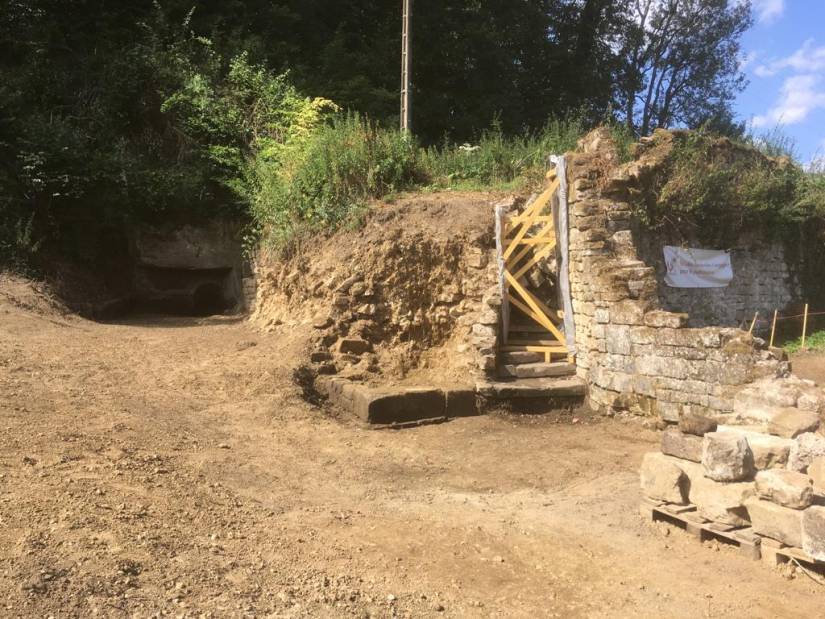 Le muret de soutènement de la porterie sud de l'abbaye de Morimond après dévégétalisation et terrassement du site