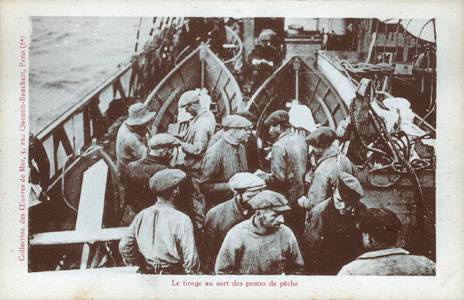 Anonyme, carte postale, Le tirage au sort des postes de pêche, Les Pêcheries, musée de Fécamp