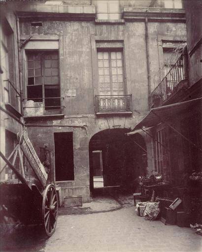 ATGET Eugène (dit), Ancien passage des Singes, menant Rue Vieille-du-Temple, côté rue des Guillemites (4ème arrondissement, Paris), tirage photographique, entre 1906 et 1916, Paris, musée Carnavalet © musée Carnavalet / Roger -Viollet - utilisation soumise à autorisation