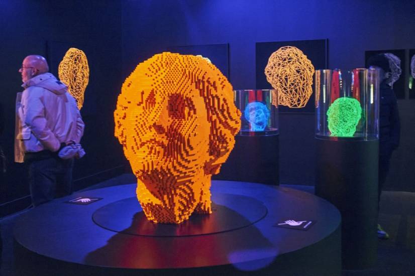 photo d'une tête de statue en 3D avec d'autres têtes de statue dans un cadre futuriste, fond bleu