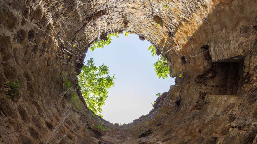 photo en contre plong&eacute;e d'un mouline, haut ouvert en carcle on voit le ciel