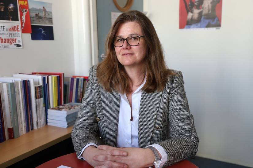 femme assise intérieur