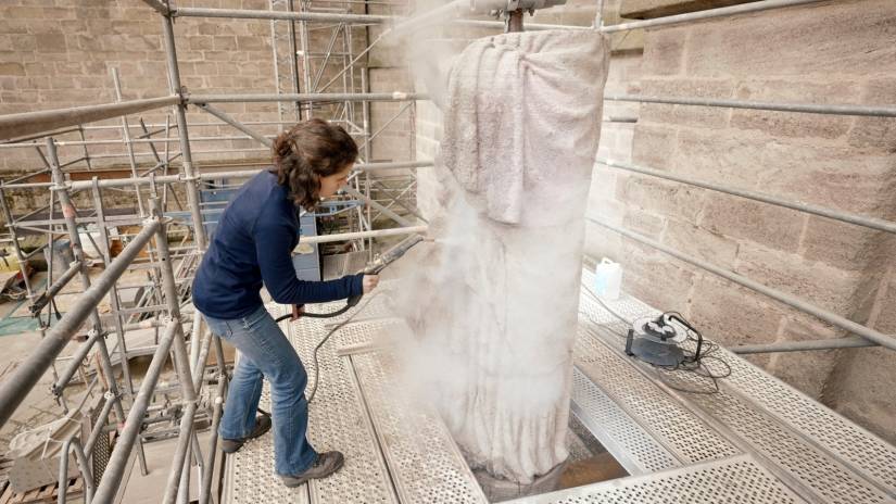 Restauration de la partie inférieure de la Vierge