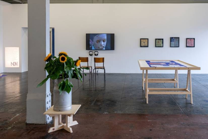 Vue de l’exposition collective "Correspondances. Lire Angela Davis, Audre Lorde, Toni Morrison". Annouchka de Andrade et Mathieu Kleyebe Abonnenc, Èïa pour Sarah (3), 2024. Éleve du college Danielle Casanova, Vitry-sur-Seine. Pope.L, Pierce, 2004-2008, video c Pinault Collection. “Hang Man 1 ; Hang Man 2 ; Hang Man 3 ; Hang Man 4, 2000, colle colo-rée sur serviette de toilette encadrée © Collection privée. Photo : Marc Domage/Credac, 2024