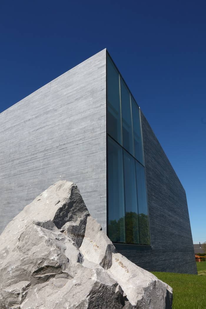 Photo du bâtiment du Musverre, fait de pierre et de verre.