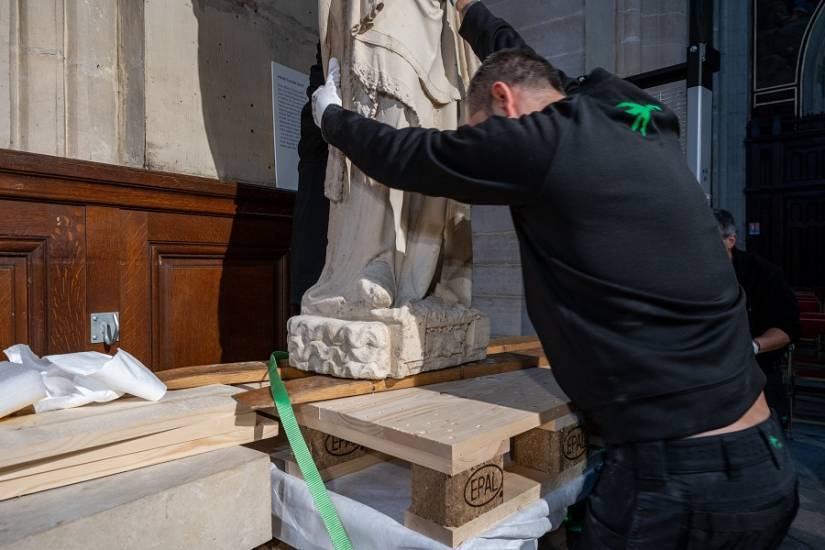 Départ de "La "Vierge à l'Enfant" de l'église Saint-Germain l'Auxerrois pour la cathédrale Notre-Dame de Paris © DRAC Île-de-France - Nicolas Thouvenin