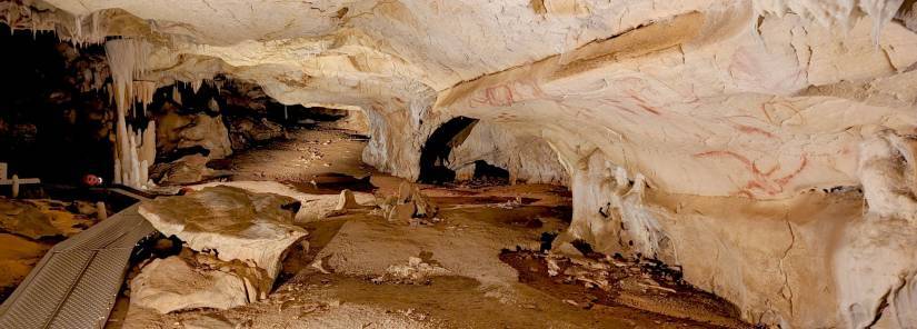 salle des panneaux rouges pano.jpg