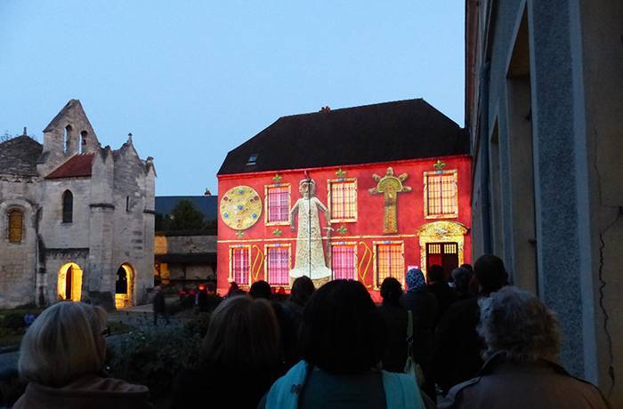 Sur le musée d'art et d'archéologie du Pays de Laon, du video mapping est projeté sur la façade, devant de nombreux visiteurs.