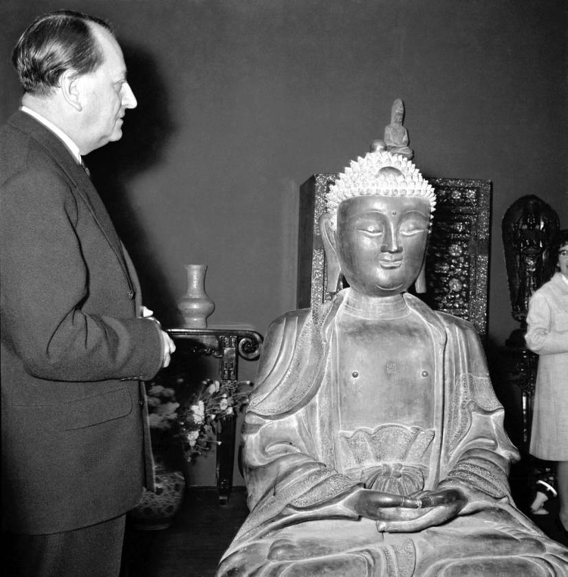 MALRAUX-ART-ASIATIQUE-SALON-DES-ANTIQUAIRES-1964-AFP.jpg
