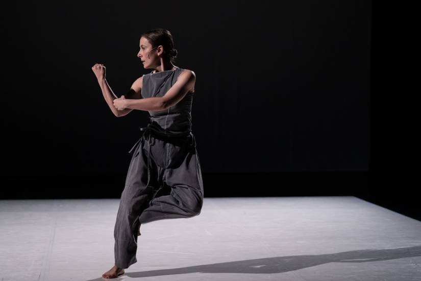 femme scène mouvement