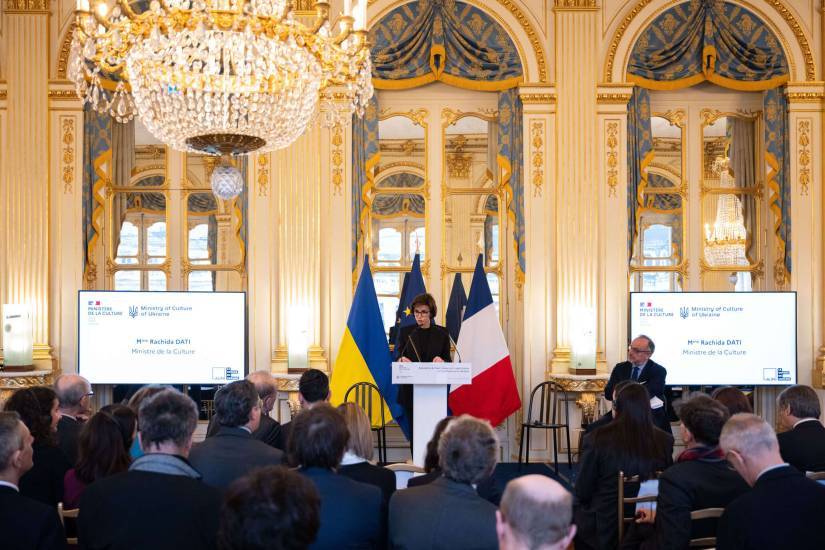 photo de la ministre Rachida Dati devant un pupitre en train de faire un discours