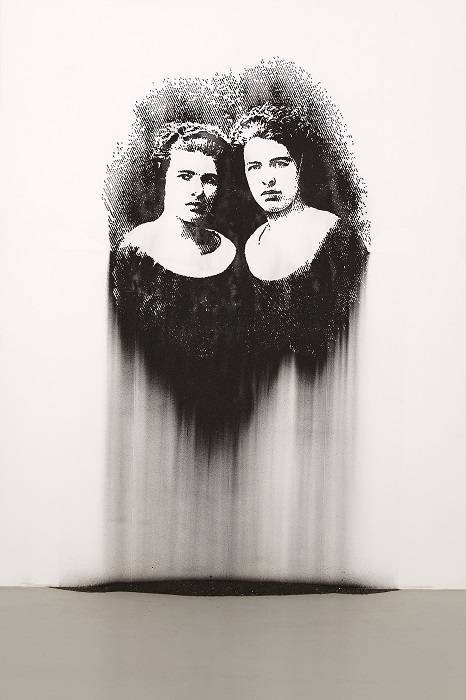Nicolas Daubanes, "Les Soeurs Papin" 2021. Poudre de fer aimantée, 360 × 152 cm. Vue de l’exposition "La Beauté du Diable", Frac Franche-Comté, 2022. Courtesy l’artiste et Galerie Maubert © Adagp, Paris 2024, photo © Blaise Adilon
