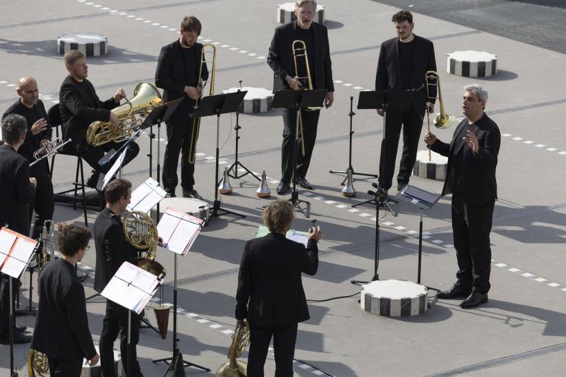 photo de musiciens jouant près des colonnes de buren