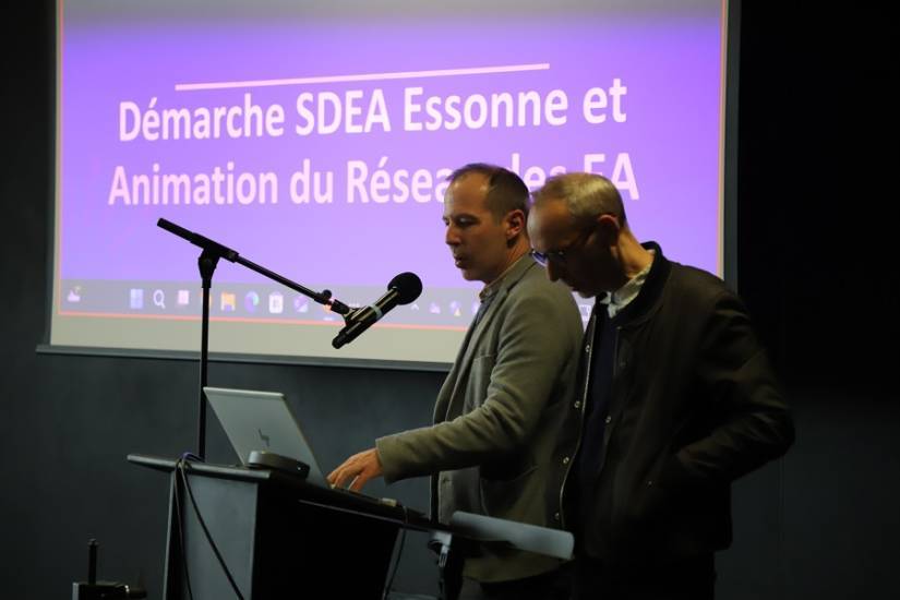 hommes micro orateurs
