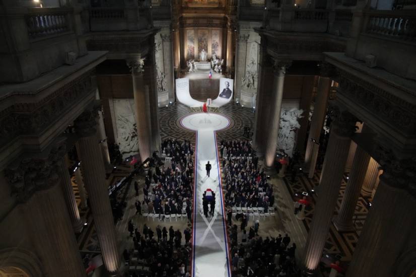 Vue du Panth&eacute;on d'en haut avec une all&eacute;e centrale et des personnes transportant un cercueil au milieu d'une foule