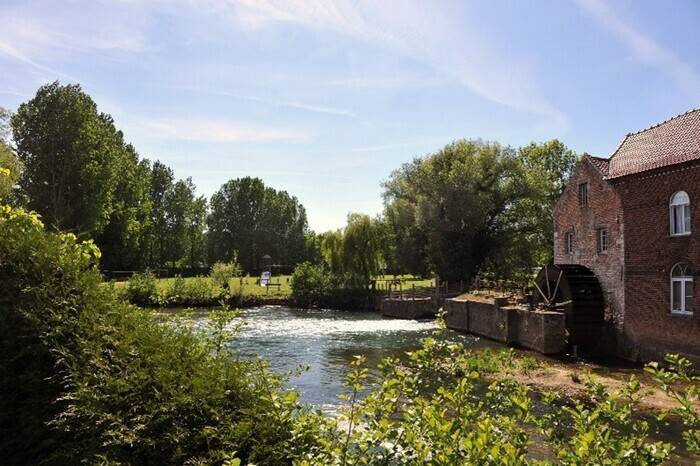 Photo d'un cours d'eau au coeur de la ville de Mametz
