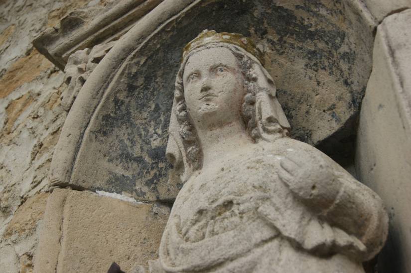Artiste anonyme, Champagne ou Lorraine, XIVe siècle, sainte Elisabeth de Hongrie, pierre taillée, détail. Traces de polychromie sur le haut de la niche, la couronne et les cheveux.