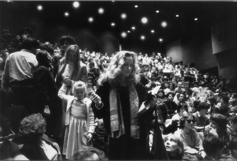 femmes, enfant, salle dans une public