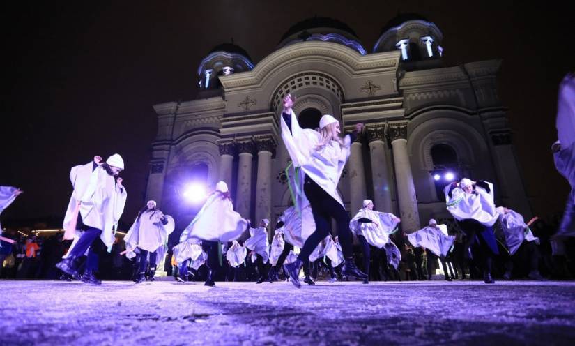 danseurs_dans_la_nuit_lumière_bleue