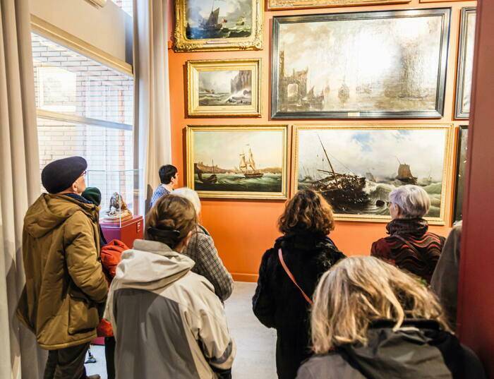 De dos, les visiteurs et visiteuses admirent les oeuvres du musée des beaux-arts de Calais
